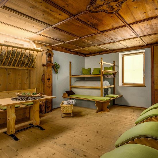 Unsere Stubensauna – urgemütlich und wohltuend wellness relax spa südtirol meransen dolomiten italien (4)